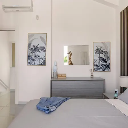 Elegant With Pool Luxury 4*