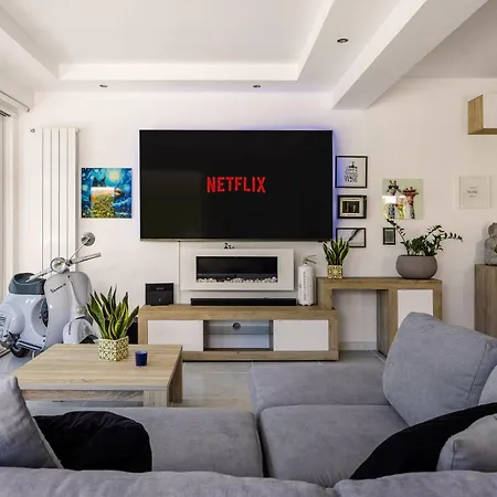 Elegant With Pool Luxury בית הארחה קאריני