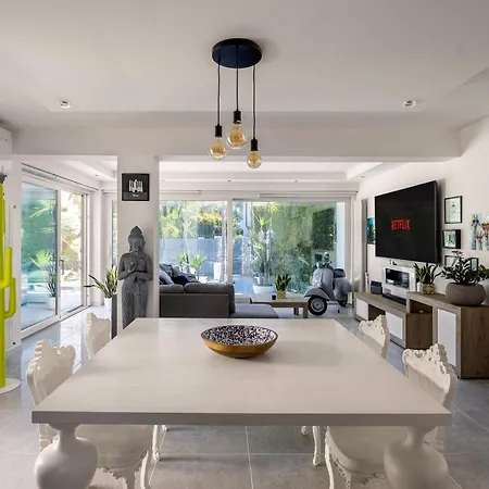 Elegant With Pool Luxury 4*