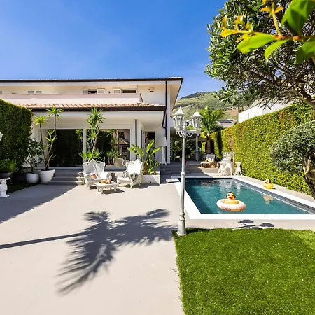 Elegant With Pool Luxury בית הארחה 4*