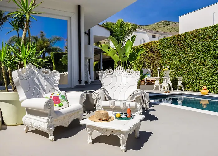 Elegant With Pool Luxury Pensionat 4*