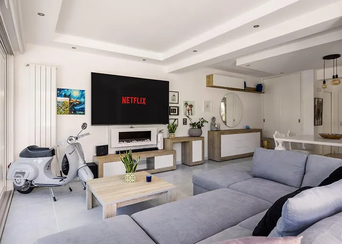 Elegant With Pool Luxury קאריני