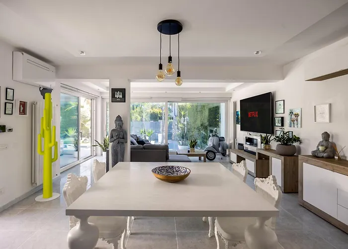 Elegant With Pool Luxury 4*