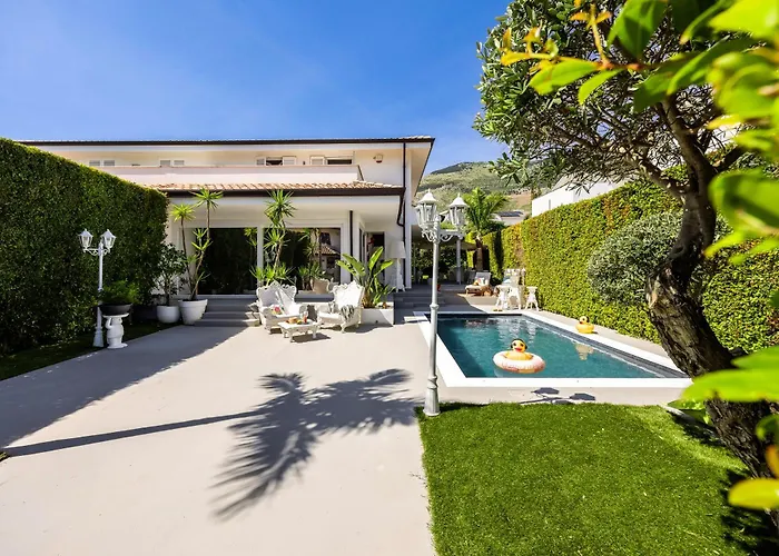 Elegant With Pool Luxury בית הארחה 4*