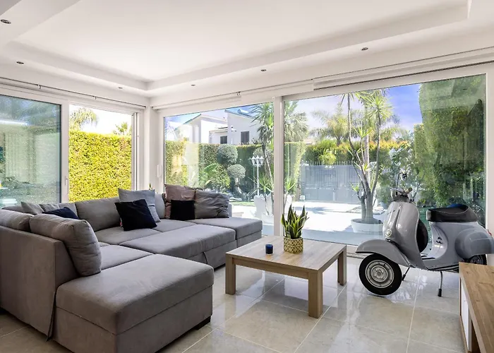 Elegant With Pool Luxury 4*