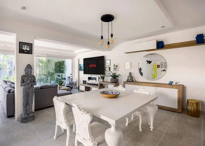 בית הארחה Elegant With Pool Luxury קאריני