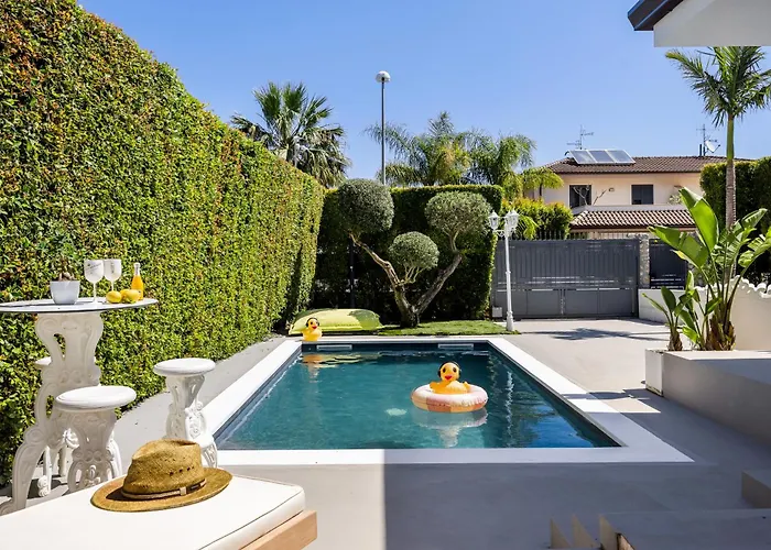 Elegant With Pool Luxury בית הארחה 4*