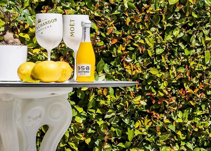 Elegant With Pool Luxury בית הארחה