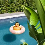 Elegant With Pool Luxury 4* קאריני