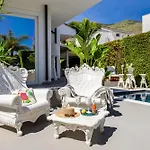 Elegant With Pool Luxury בית הארחה 4*