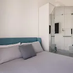 Elegant With Pool Luxury בית הארחה 4*