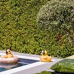 Elegant With Pool Luxury בית הארחה
