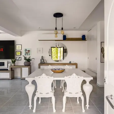 Elegant With Pool Luxury בית הארחה