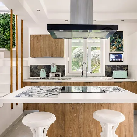 בית הארחה Elegant With Pool Luxury קאריני